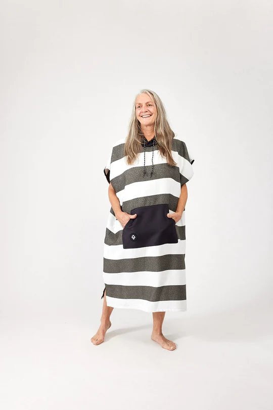 Nomadix Apparel Nomadix Changing Poncho - Stripes Noll Black