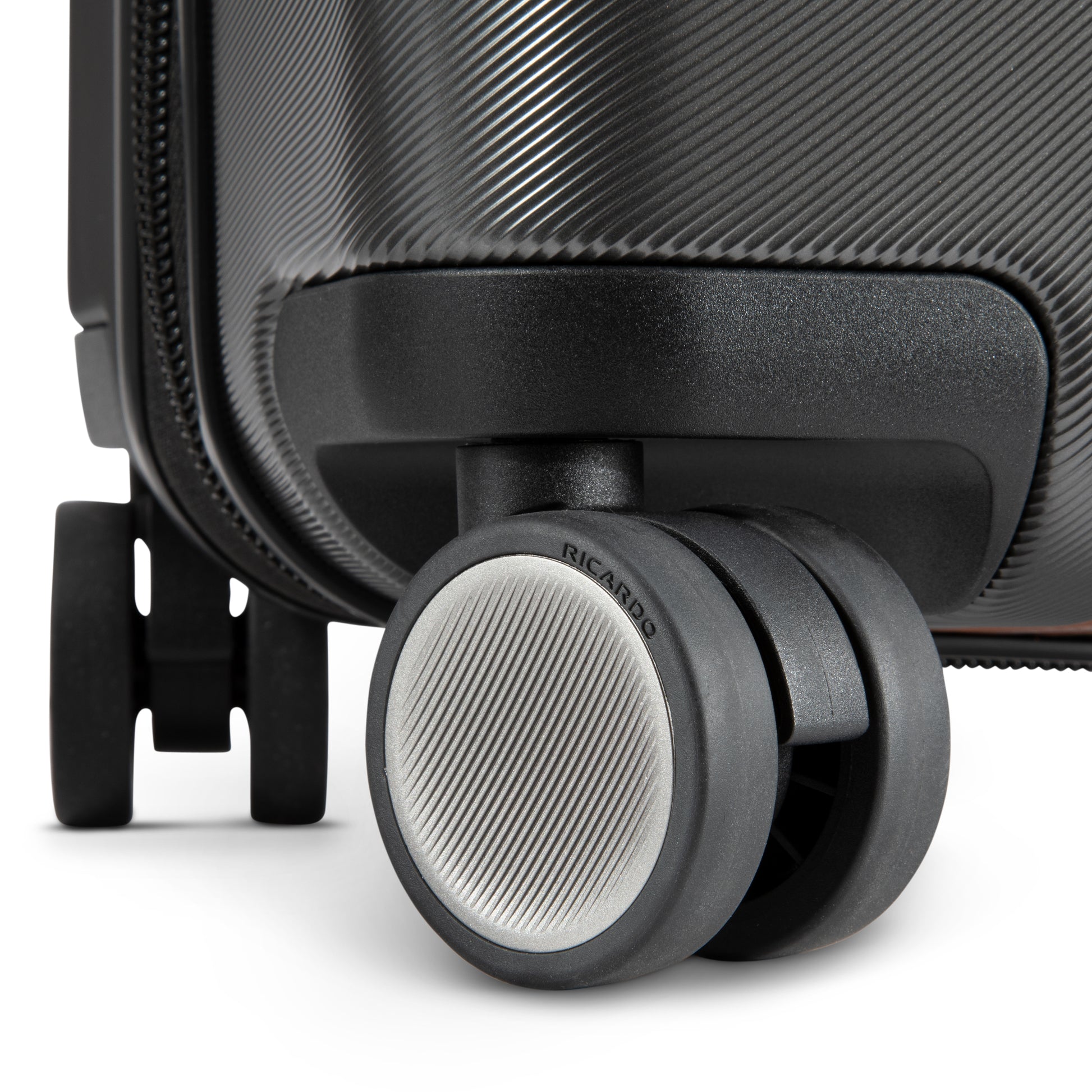 Ricardo Beverly Hills Luggage Ricardo Beverly Hills Montecito 2.0 Hardside Medium Check-In Expandable Spinner Luggage